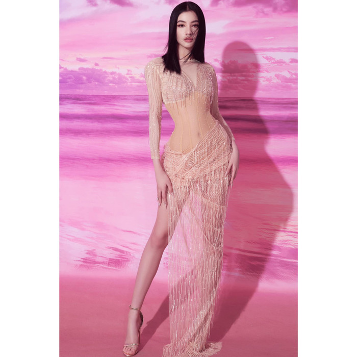 Thí sinh top 15 Hoa hậu Việt Nam tiếp tục khiến cánh mày râu không thể rời mắt khi diện bộ váy xuyên thấu khoe trọn body cực phẩm 