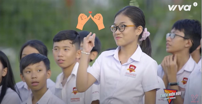 Khánh Ngọc ra hiệu đồng ý làm hòa với Minh Ngọc bằng cái móc nghéo dễ thương thế này đây