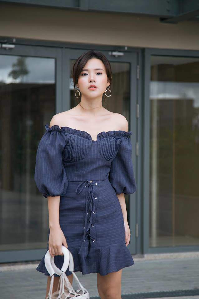 Bộ cánh có phần vai ngang, tôn lên phần trên mong manh nhưng cũng theo đó, 'tiêu biến' hoàn toàn vòng 1. 