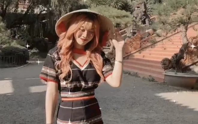 Tạo dáng chụp ảnh phản cảm trong chùa, 'hotgirl phòng gym' bị dân mạng 'ném đá' không tiếc tay Ảnh 2