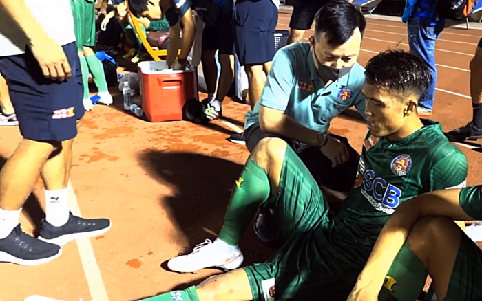 Lãnh trọn cú đạp vào đầu gối, cựu hậu vệ ĐTVN chờ kết quả chấn thương Ảnh 2