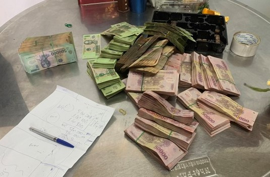 Số tiền được bà P. cất giấu trong nhà vệ sinh và hoang báo bị mất trộm. Ảnh: CAND