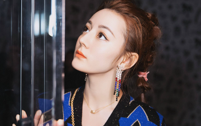 Địch Lệ Nhiệt Ba để lộ đôi gò má hốc hác, nhan sắc lão hóa không hề nhẹ khi còn quá trẻ Ảnh 2