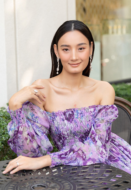 Lê Thúy nhìn hơi 'cứng' khi khoác trên mình bộ váy tím lịm hoa hòe này