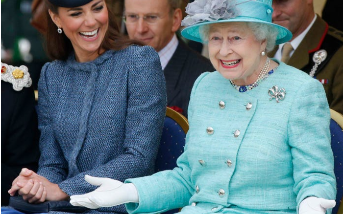 11 lần Nữ hoàng Elizabeth phá vỡ nguyên tắc Hoàng gia Ảnh 2