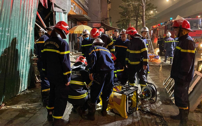 Hà Nội: Giải cứu thành công nam thanh niên bị mắc kẹt do sập giàn giáo công trình Ảnh 2