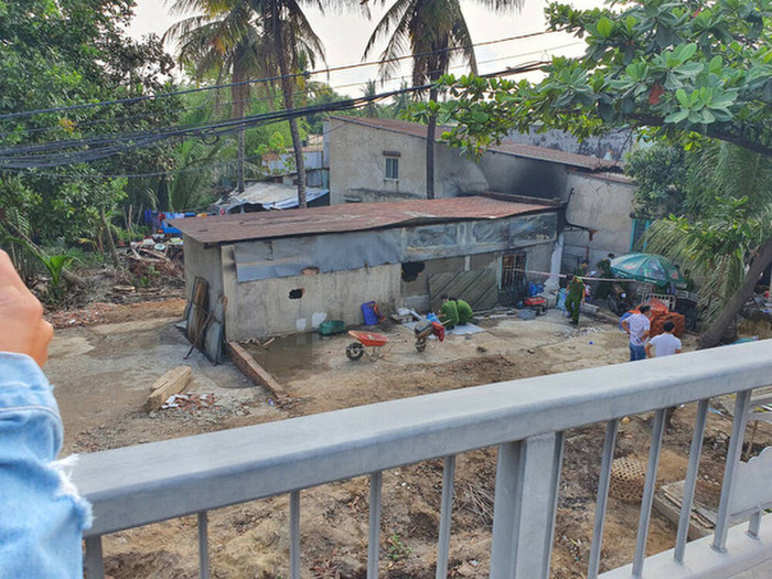 Lực lượng chức năng khám nghiệm hiện trường vụ cháy. Ảnh: Minh Hoà/Tuổi Trẻ