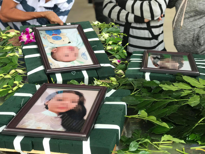 Cháy nhà khiến 6 người tử vong: Người thân, hàng xóm tập trung ở nhà tang lễ đón thi thể các nạn nhân về Ảnh 2