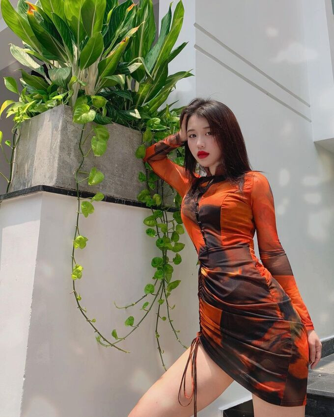 Đụng độ bộ váy cam khoe body: Chi Pu bốc lửa, Han Sara gợi cảm bất ngờ Ảnh 3