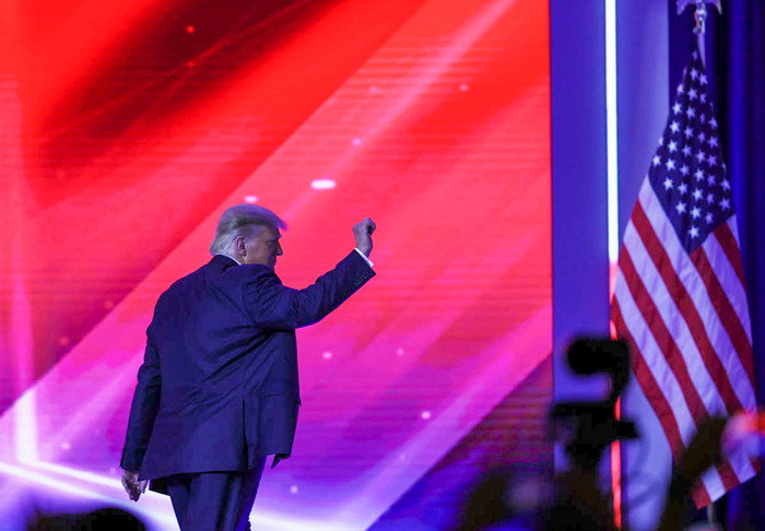 Cựu Tổng thống Mỹ Donald Trump rời sân khấu sau bài phát biểu tại một hội nghị được tổ chức tại Hyatt Regency vào ngày 28 tháng 2 năm 2021, ở Orlando, Florida. (Ảnh: JOE RAEDLE / GETTY IMAGES)