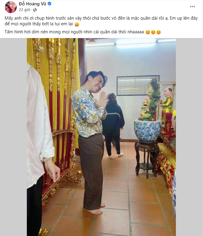 Hình ảnh nam diễn viên mặc quần dài vào để thắp hương tạ ơn Tổ