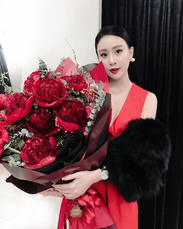 Rich kid bí ẩn của hội con nhà giàu xuất hiện với hình ảnh khoe đường cong nóng bỏng Ảnh 3