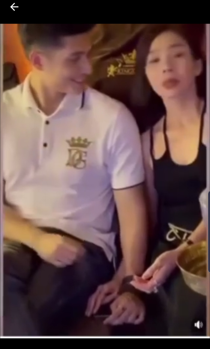 Gương mặt nữ ca sĩ ngơ ngác khi bị phát hiện... 