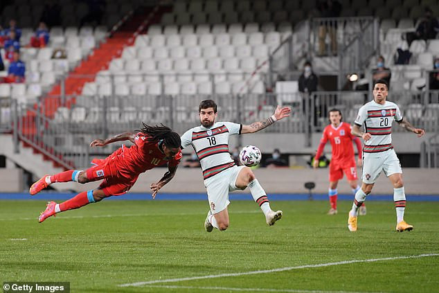 Rodrigues mở tỷ số cho Luxembourg ở phút 30.