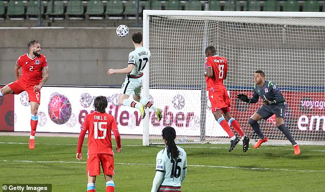 Jota gỡ hòa 1-1 cho Bồ Đào Nha.