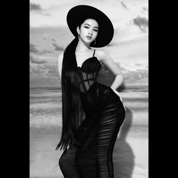 Sắc vóc hoàn hảo của mỹ nhân 18 tuổi trong bộ váy đen xuyên thấu khoe trọn body hình chữ S