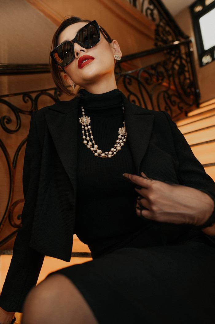 Kính mát bản to che kín khuôn mặt nhưng không giấu được sự sắc lạnh thu hút.