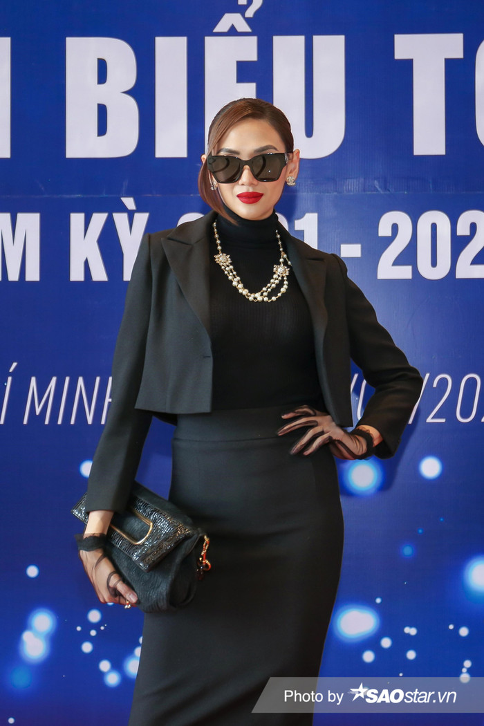 Cô sử dụng dây chuyền ngọc trai bản to làm điểm nhấn, thu hút sự chú ý. 