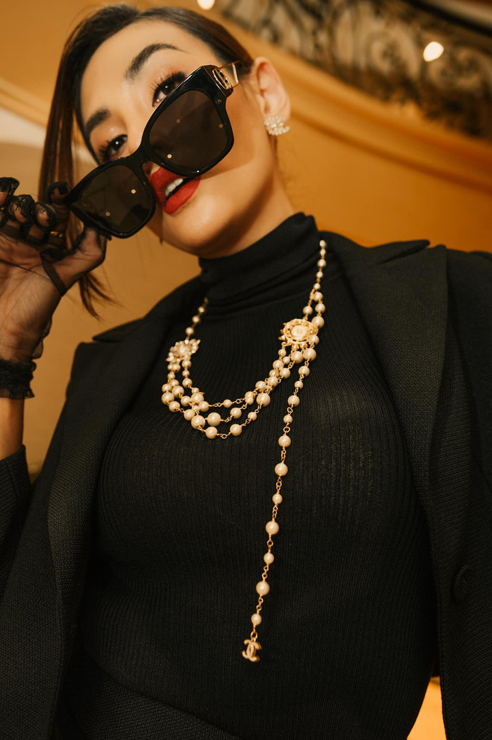 Cách kết hợp những chất liệu dày, mỏng, pha phối mảng miếng hài hòa...