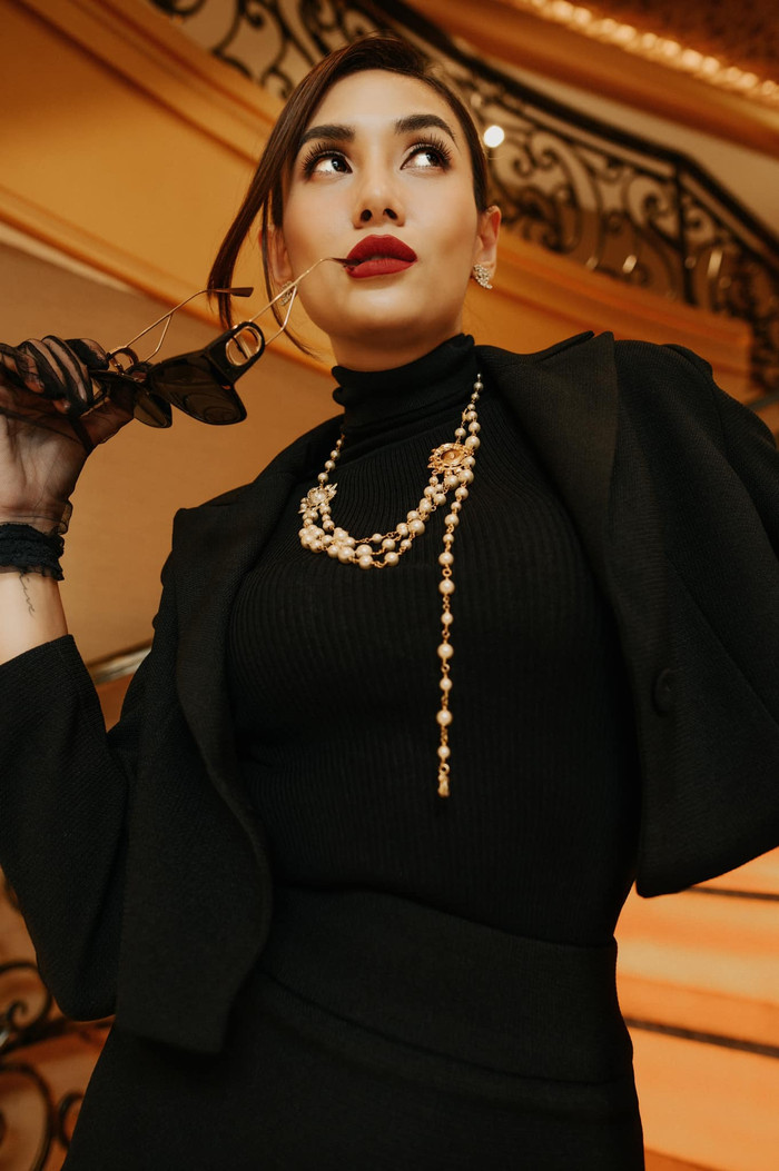 Ngoài ra, cách sử dụng bao tay, quần tất trong suốt cũng góp phần làm tăng vẻ thú vị của outfit. 