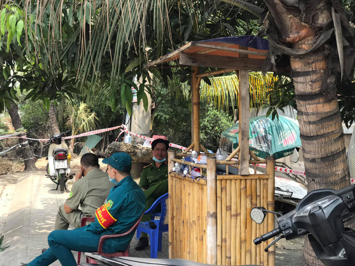 Chiếc xe bán nước kiếm sống qua ngày của gia đình bà Loan 