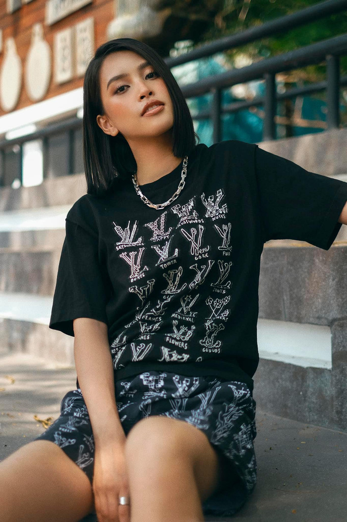 Nàng hậu Việt Nam &nbsp;chọn cho mình áo thun đen mix cùng quần boxer nam xuyệt tông&nbsp;