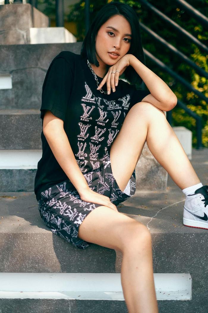 Công nhận Tiểu Vy mặc theo layout quần áo nào đều cũng chinh phục dễ dàng