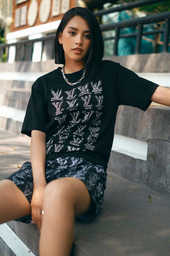 Thậm chí, người đẹp sinh năm 2000 còn chơi trội phụ kiện dây chuyền xiềng xích mạ bạc đậm nam tính phối cùng set đồ của mình&nbsp;