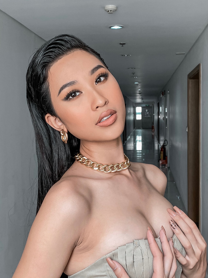 Người đẹp còn sử dụng phụ kiện vòng cổ và hoa tai cùng tông, tạo thành tổng thể hoàn hảo. 