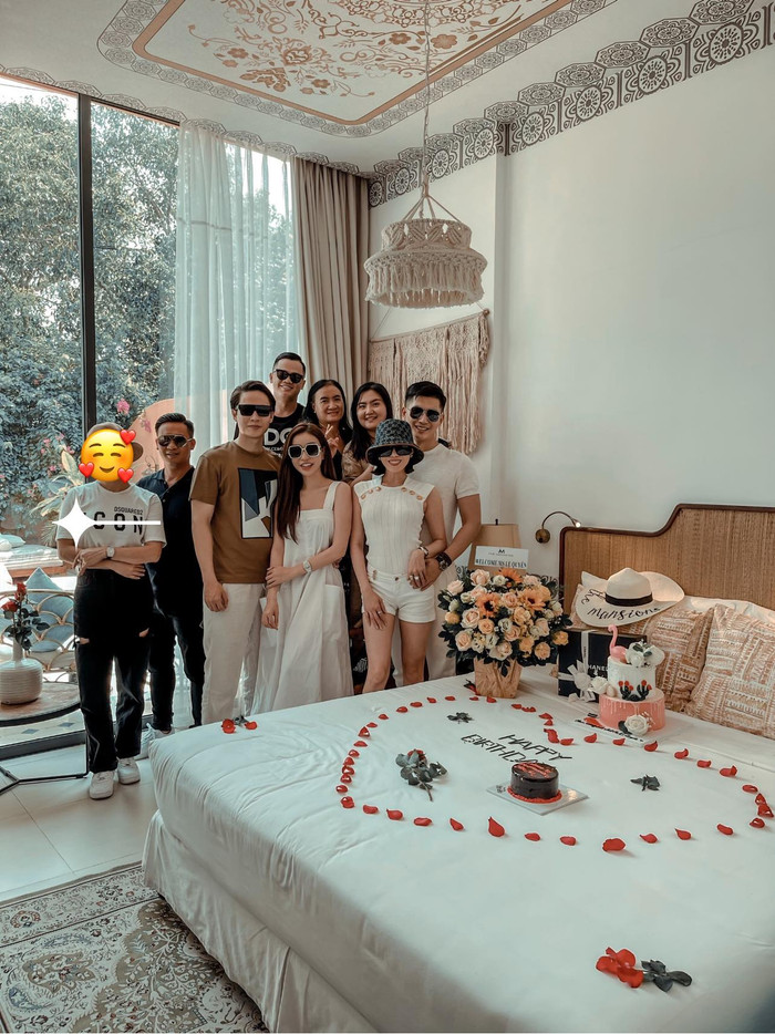 Lệ Quyên đăng ảnh đi du lịch cùng những người bạn thân thiết nhân dịp sắp bước sang tuổi mới