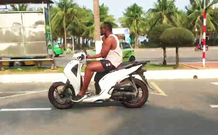 Clip: Người đàn ông ngoại quốc ngang nhiên chạy xe SH không bằng lái, mũ bảo hiểm trên đường phố Đà Nẵng Ảnh 2