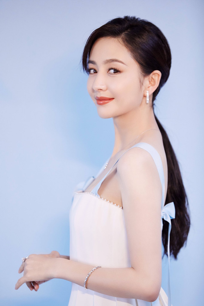 10 gương mặt đẹp nhất Cbiz (P2): Lưu Thi Thi là 'nàng thơ', Triệu Lệ Dĩnh - Dương Mịch trẻ hóa! Ảnh 9
