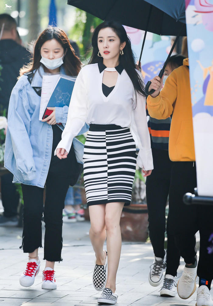 10 gương mặt đẹp nhất Cbiz (P2): Lưu Thi Thi là 'nàng thơ', Triệu Lệ Dĩnh - Dương Mịch trẻ hóa! Ảnh 12