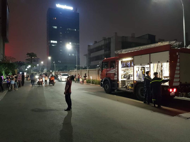 Hai mẹ con bị mắc kẹt trong thang máy chung cư gần 1 giờ vì sự cố báo cháy Ảnh 2