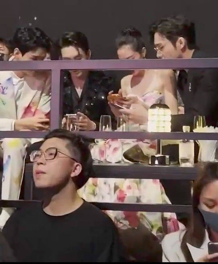 'Vạch trần' độ thân thiết của Triệu Lệ Dĩnh - Angelababy, Cung Tuấn - Chung Sơ Hi tại 'Đêm hội Bazaar' Ảnh 10