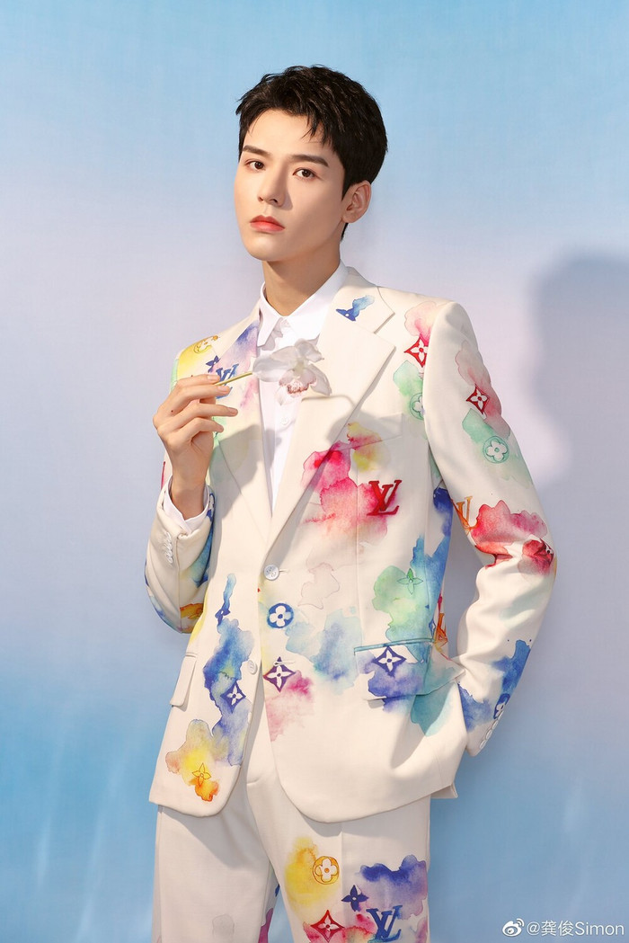 'Vạch trần' độ thân thiết của Triệu Lệ Dĩnh - Angelababy, Cung Tuấn - Chung Sơ Hi tại 'Đêm hội Bazaar' Ảnh 1