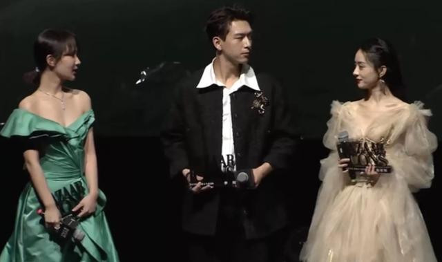 'Vạch trần' độ thân thiết của Triệu Lệ Dĩnh - Angelababy, Cung Tuấn - Chung Sơ Hi tại 'Đêm hội Bazaar' Ảnh 6