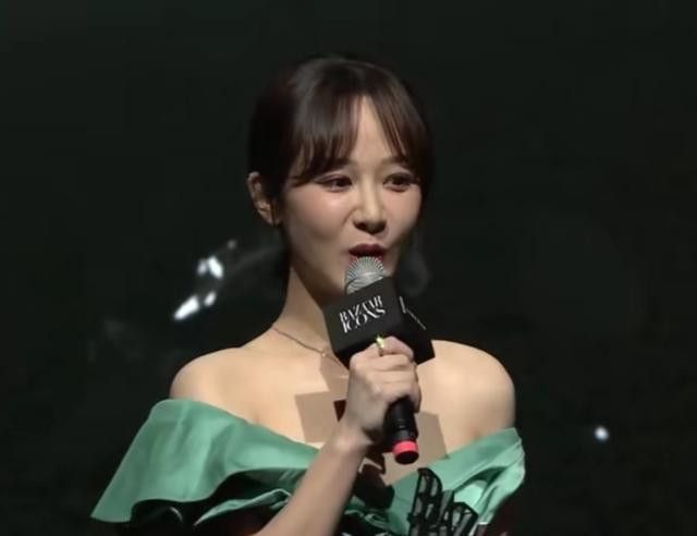 'Vạch trần' độ thân thiết của Triệu Lệ Dĩnh - Angelababy, Cung Tuấn - Chung Sơ Hi tại 'Đêm hội Bazaar' Ảnh 7