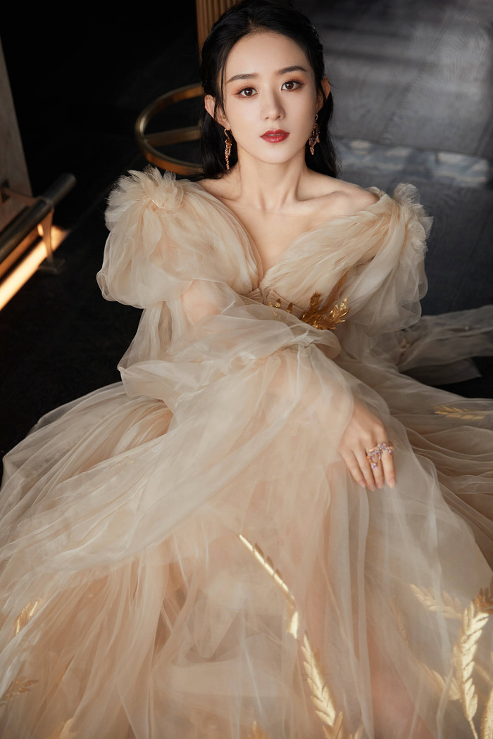 Bà mẹ một con đậm đà phong thái, khí chất của một nàng tiên khi khoác trên mình kiểu váy voan mong manh này