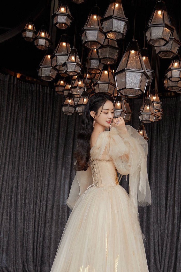 Chính NTK Guo Pei đã biết cách tôn lên những ưu điểm của Triệu Lệ Dĩnh để làm ra kiểu váy lộng lẫy này phù hợp với vóc dáng của nữ diễn viên 