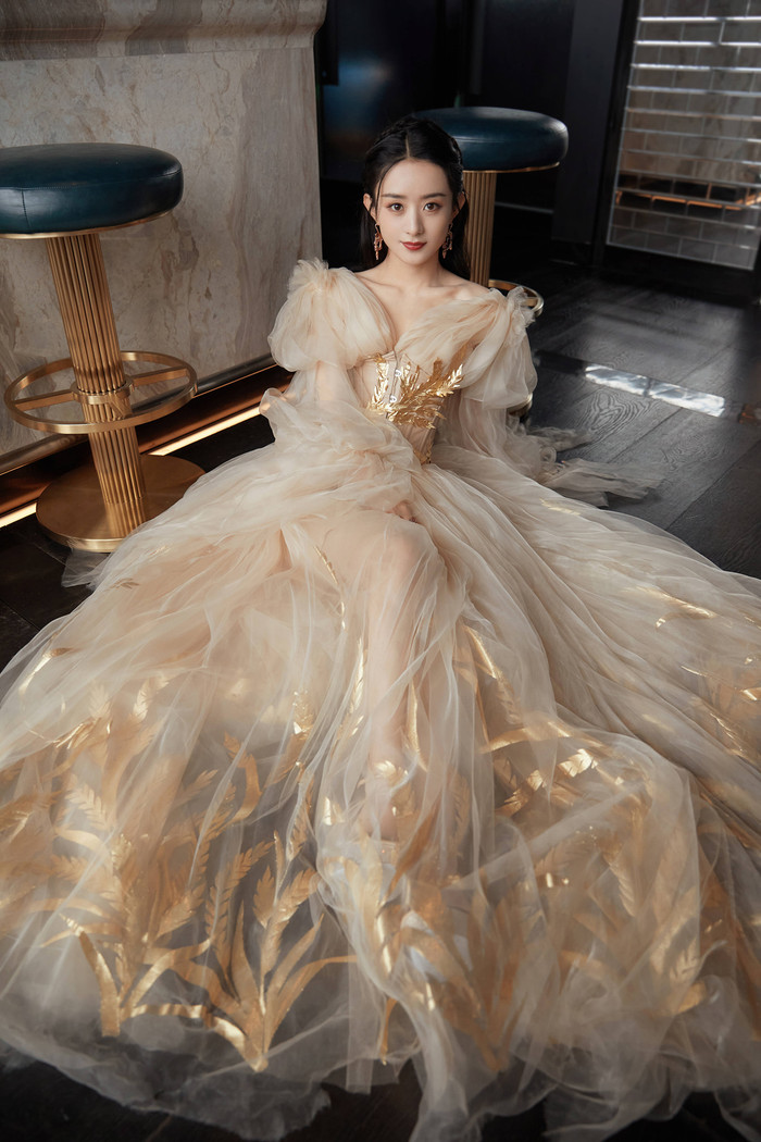 Triệu Lệ Dĩnh đã diện lễ phục thuộc Golden Age of Couture Collection của Guo Pei để tham dự Đêm hội Bazaar