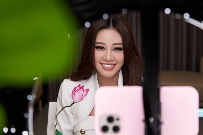 Ý nghĩa bộ vest đặc biệt Hoa hậu Khánh Vân mặc trong buổi phỏng vấn online với tổ chức Miss Universe Ảnh 7