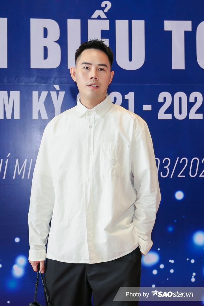 NTK Lâm Gia Khang thanh lịch cùng sơ-mi trắng và túi da làm điểm nhấn. 