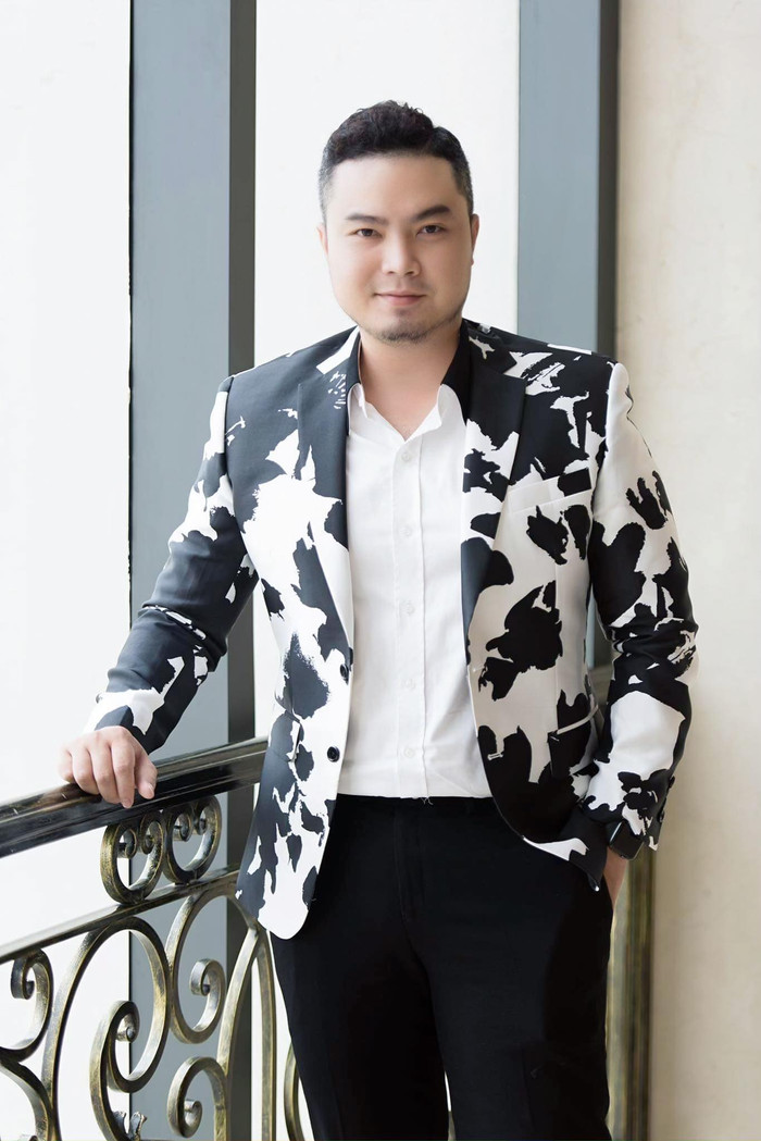 NTK Đức Vincie diện vest họa tiết.