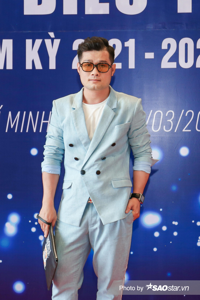 Cách mix cùng kính mát màu sắc cũng đồng thời nâng tầm phong cách cho anh. 