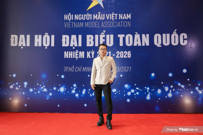 NTK Nguyễn Minh Tuấn cực kỳ lịch lãm.