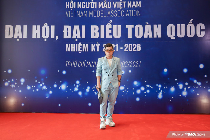 NTK Wuan Phan chọn cho mình cây suit xanh trẻ trung. 