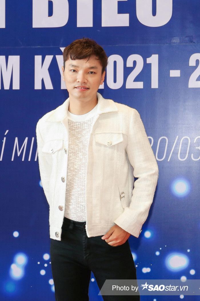 Hai gam màu basic đen, trắng được anh ưu ái sử dụng. 