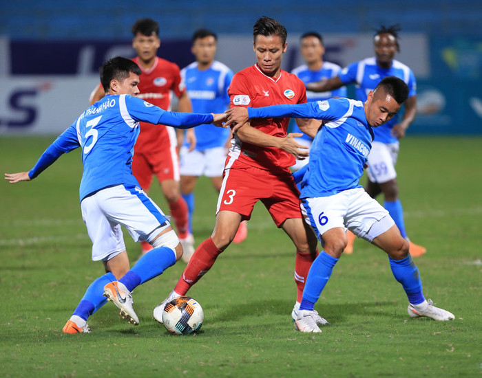 Nhưng V.League 2021 không chỉ có những câu chuyện xấu xí, nỗi lo lớn hơn là 'toang' khi CLB Quảng Ninh chưa rõ ra sao, do nợ lương. Ảnh: VPF