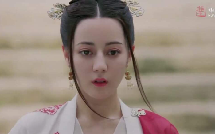 Địch Lệ Nhiệt Ba 'xấu lạ' còn ngốc nghếch, hóa thân nữ chính nhưng không khác gì 'kẻ hầu' của Triệu Lộ Tư Ảnh 2